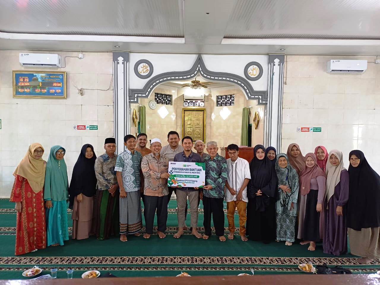 Ketua Masjid Al-Maghfirah, Solsafad bersama pengurus  menerima kunjungan Pemimpin Cabang PT. Pegadaian Ulak Karang, Jumat (12/9) sore.